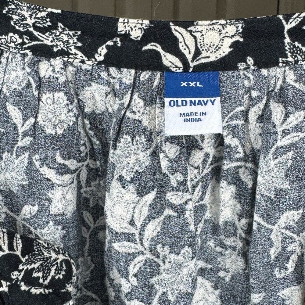 Old Navy Black and Cream Floral Blouse - Picture 3 of 4